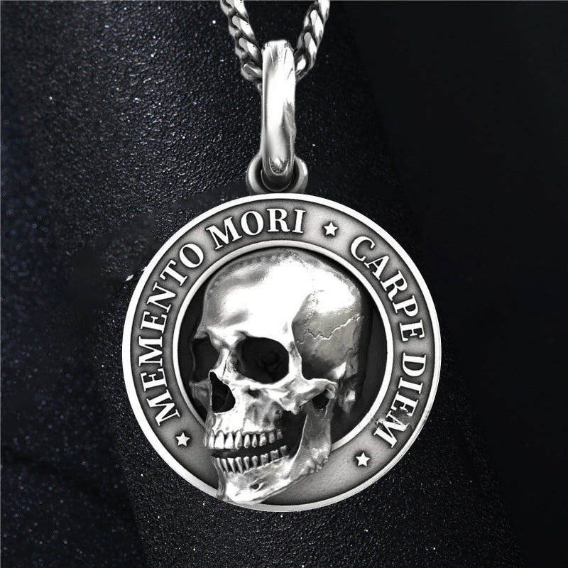 "Dödskallehalsband herr i titanstål silver, polerad finish, idealisk för rockare och äventyrare."