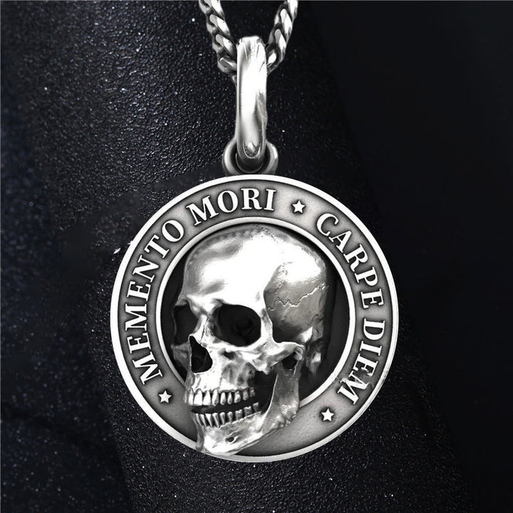 "Dödskallehalsband herr i titanstål silver, polerad finish, idealisk för rockare och äventyrare."
