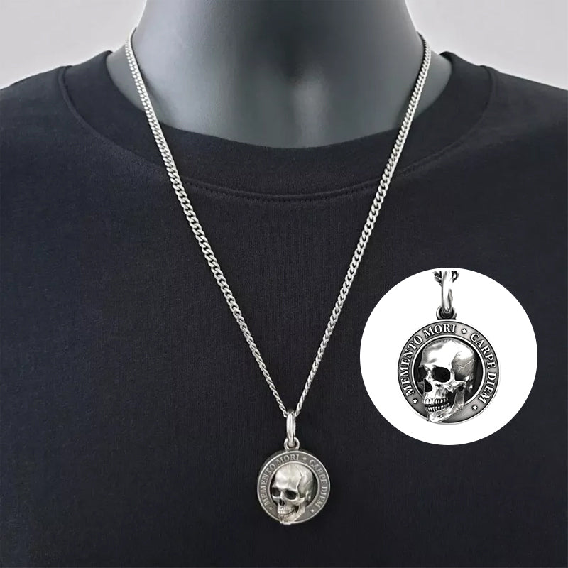 "Dödskallehalsband herr i titanstål silver, polerad finish, idealisk för rockare och äventyrare."