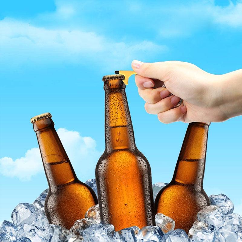 "Dörröppnare med nyckelring, kompakt design i metall. Perfekt för beröringsfri säkerhet i svart, gult eller silver."