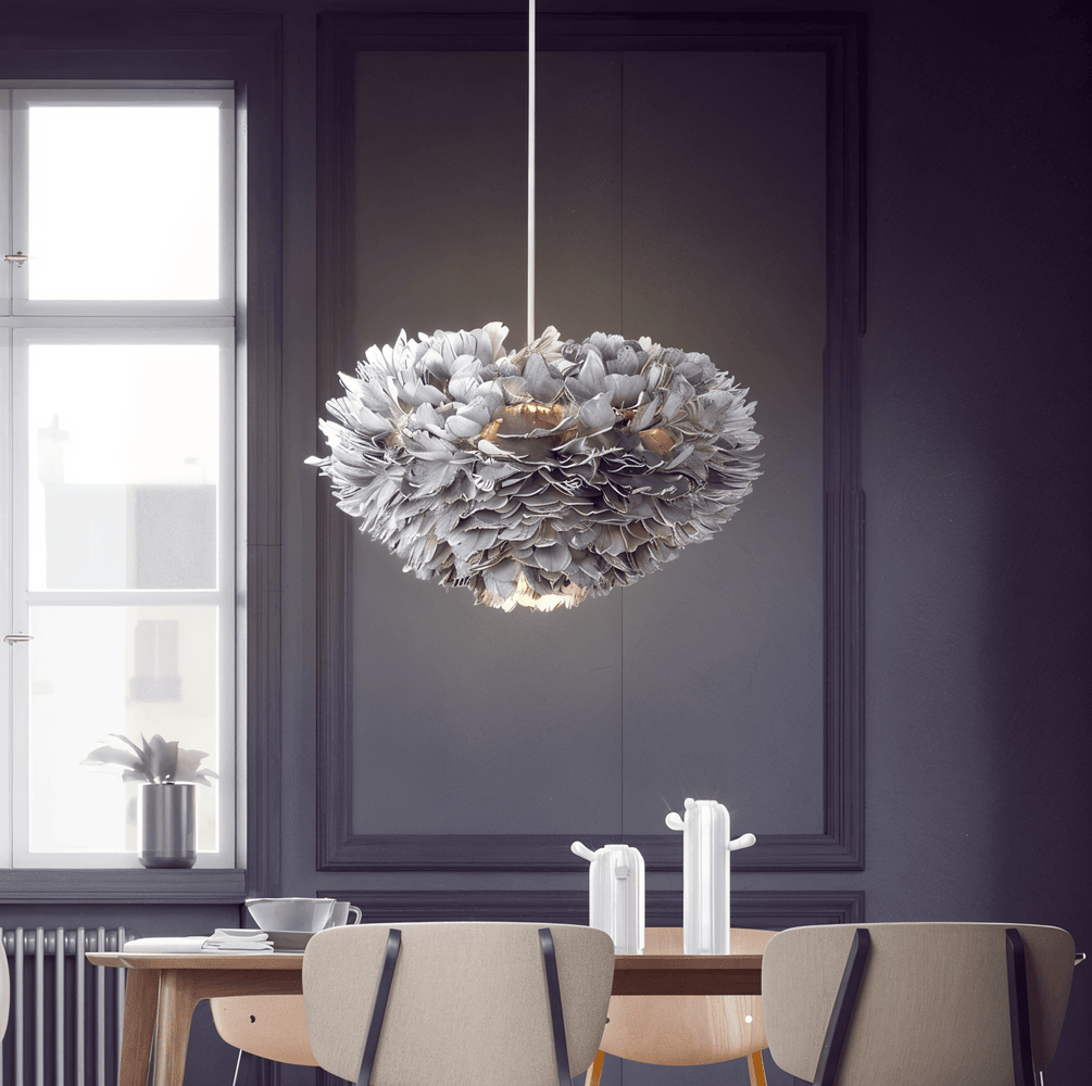 Drömsk fjäderlampa, handgjord justerbar taklampa. Elegant nordisk design för vardagsrumsbelysning.