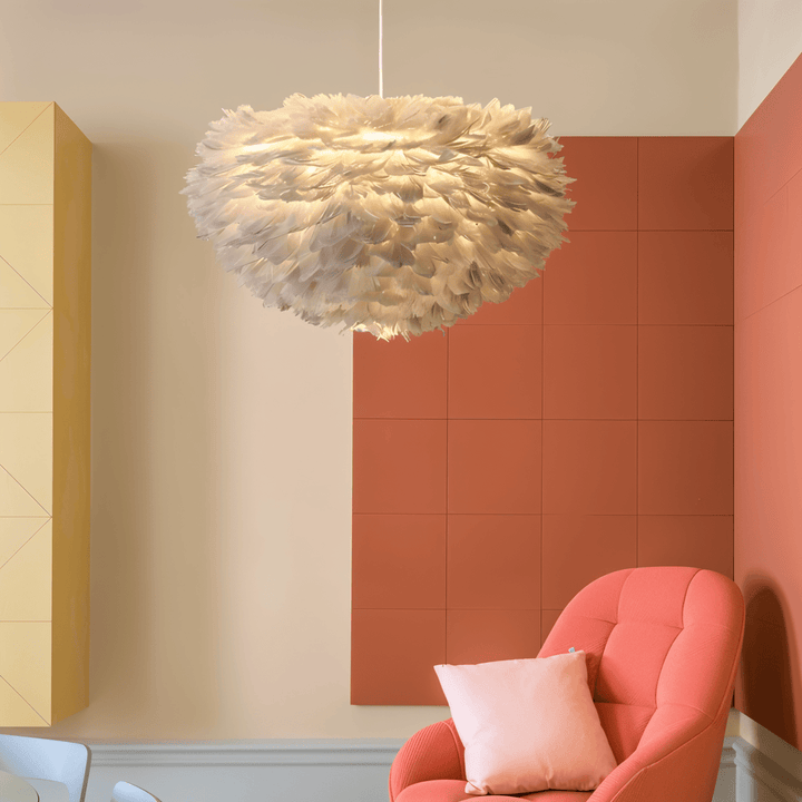 Unik handgjord fjäderlampa. Justerbar hänglampa med drömsk design för modern inredning.