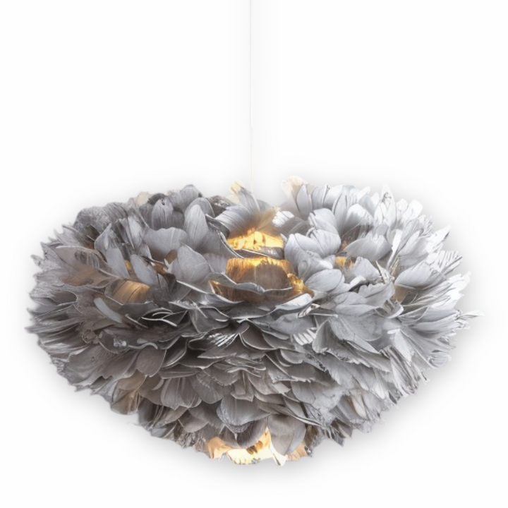 Justerbar taklampa med vita fjädrar. Handgjord designlampa för elegant belysning i sovrummet.