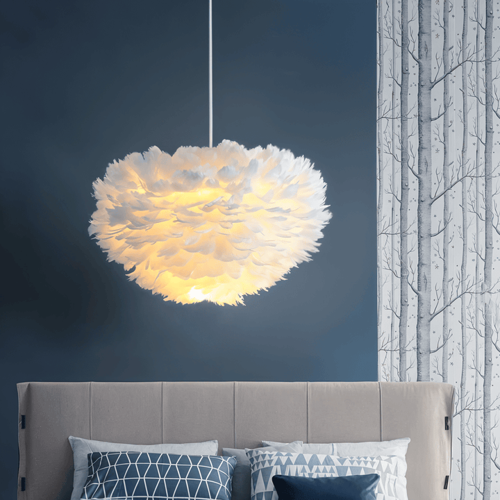 Elegant, handgjord fjäderlampa; justerbar taklampa i nordisk stil. Perfekt för sovrummet.