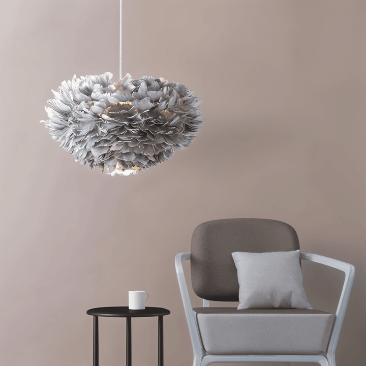 Justerbar handgjord fjäderlampa. Drömsk taklampa för mysig stämningsbelysning i vardagsrummet.