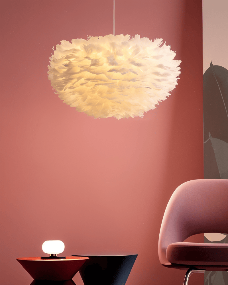 Nordisk fjäderlampa, justerbar taklampa. Handgjord designlampa som elegant inredningsdetalj.