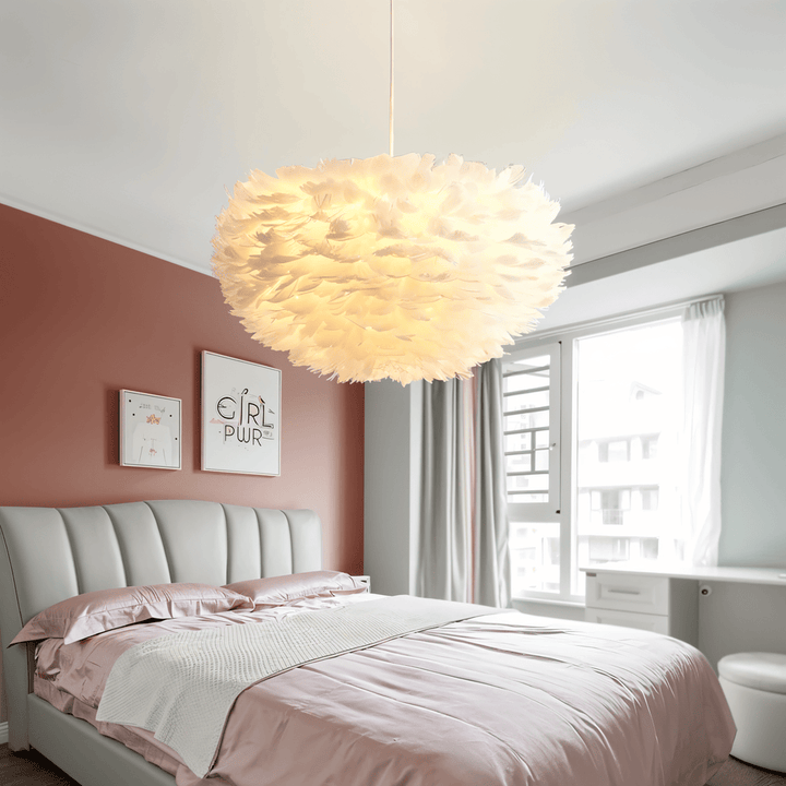 Vit fjäderlampa, handgjord taklampa. Elegant justerbar belysning för sovrum eller vardagsrum.