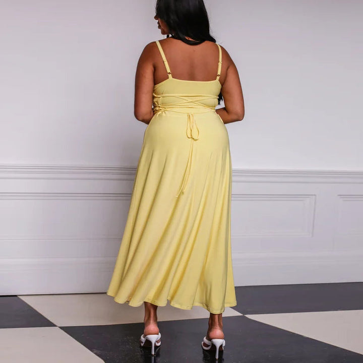 "Draperad maxiklänning för kvinnor i återvunnen polyester med korsettliknande snörning, perfekt för en glamorös kväll."