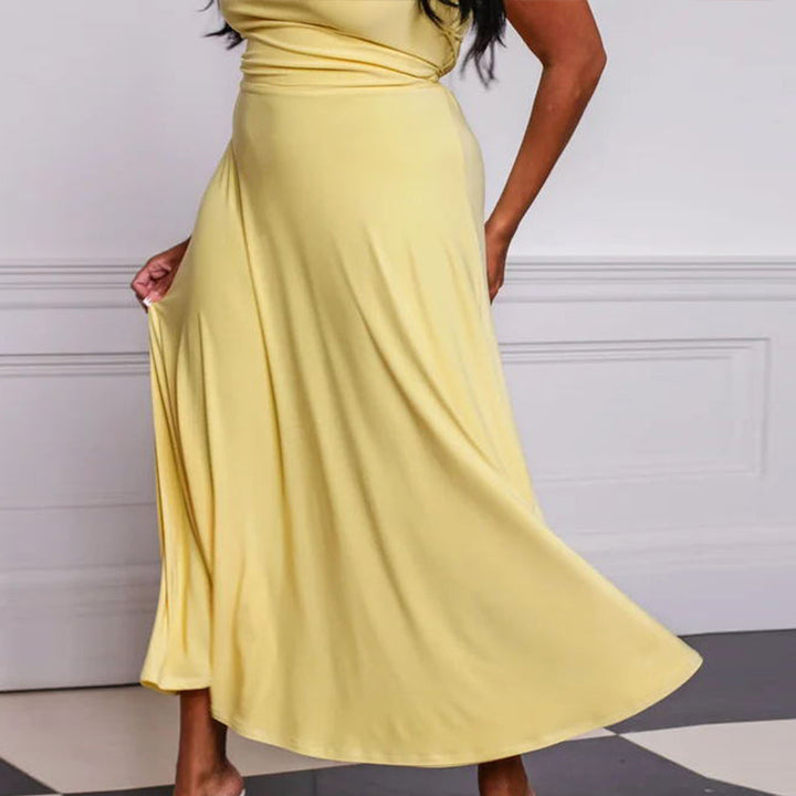 "Draperad maxiklänning för kvinnor i återvunnen polyester med korsettliknande snörning, perfekt för en glamorös kväll."