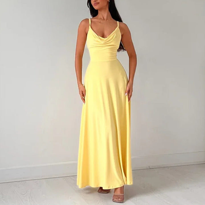 "Draperad maxiklänning för kvinnor i återvunnen polyester med korsettliknande snörning, perfekt för en glamorös kväll."