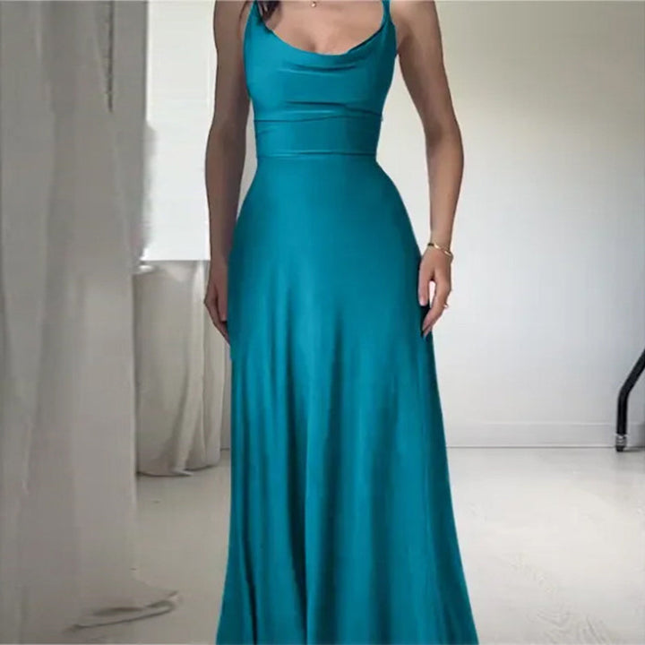 "Draperad maxiklänning för kvinnor i återvunnen polyester med korsettliknande snörning, perfekt för en glamorös kväll."