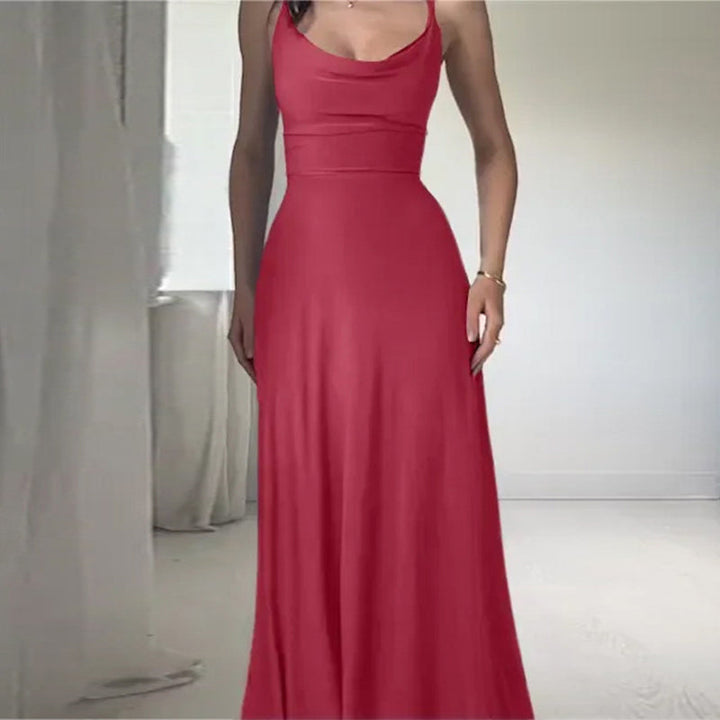 "Draperad maxiklänning för kvinnor i återvunnen polyester med korsettliknande snörning, perfekt för en glamorös kväll."