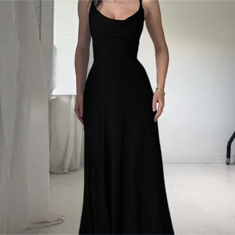"Draperad maxiklänning för kvinnor i återvunnen polyester med korsettliknande snörning, perfekt för en glamorös kväll."