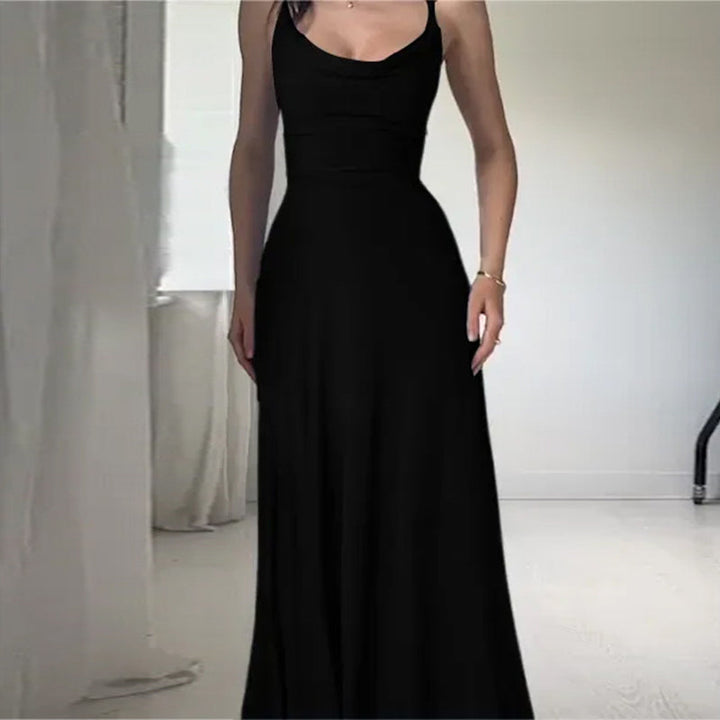 "Draperad maxiklänning för kvinnor i återvunnen polyester med korsettliknande snörning, perfekt för en glamorös kväll."