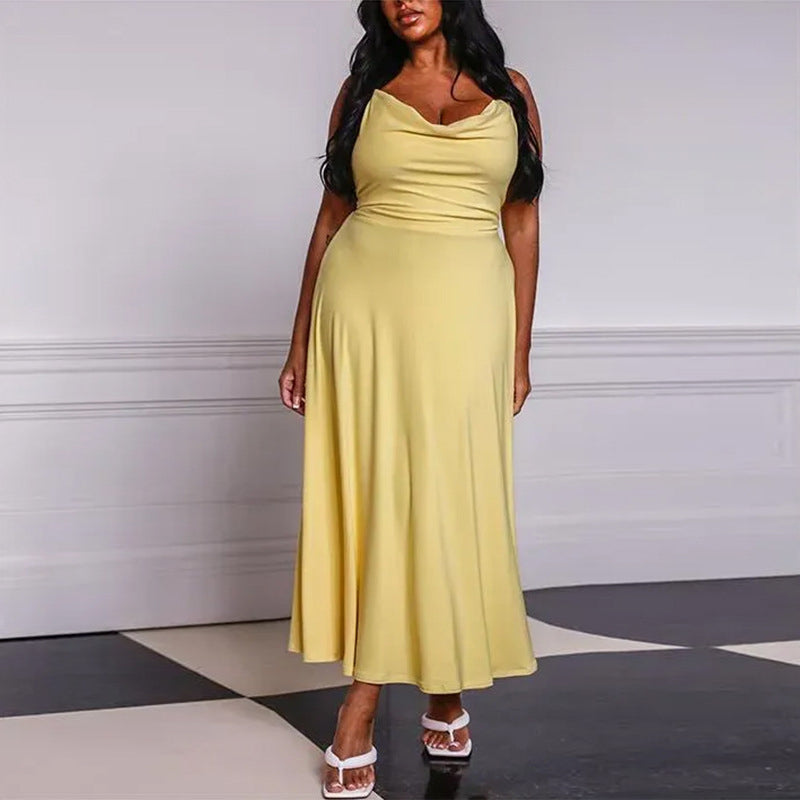 "Draperad maxiklänning för kvinnor i återvunnen polyester med korsettliknande snörning, perfekt för en glamorös kväll."