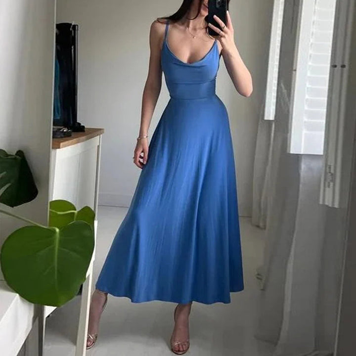 "Draperad maxiklänning för kvinnor i återvunnen polyester med korsettliknande snörning, perfekt för en glamorös kväll."