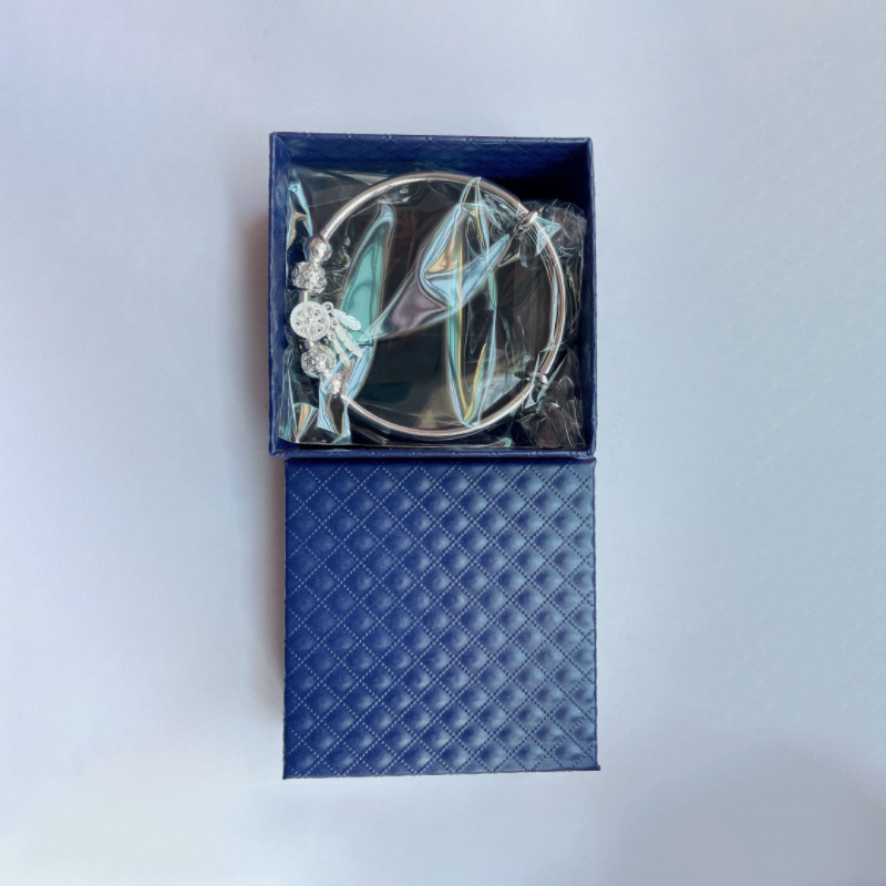 "Dreamcatcher Armband i silver för män och kvinnor, justerbart, med glansig finish och unikt drömfångarmotiv."
