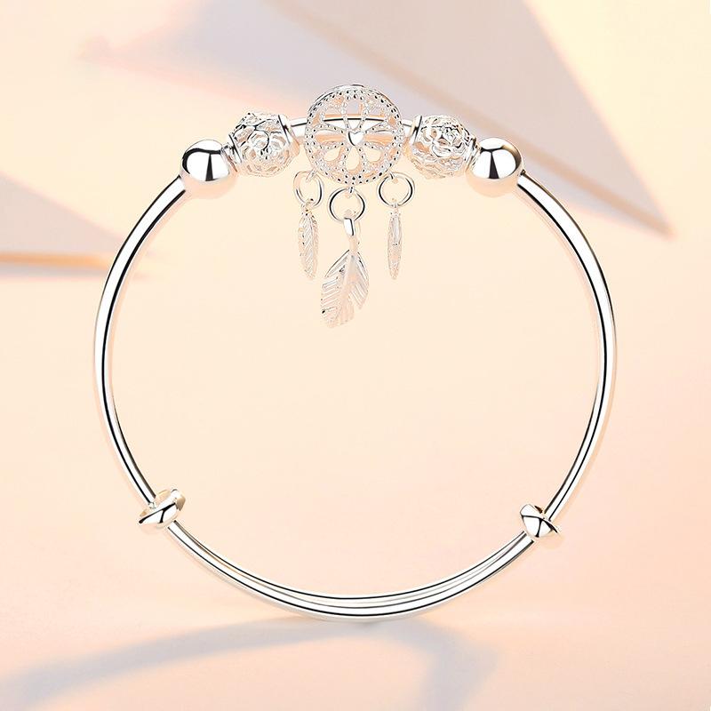 "Dreamcatcher Armband i silver för män och kvinnor, justerbart, med glansig finish och unikt drömfångarmotiv."