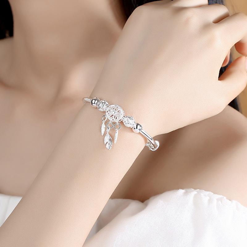 "Dreamcatcher Armband i silver för män och kvinnor, justerbart, med glansig finish och unikt drömfångarmotiv."