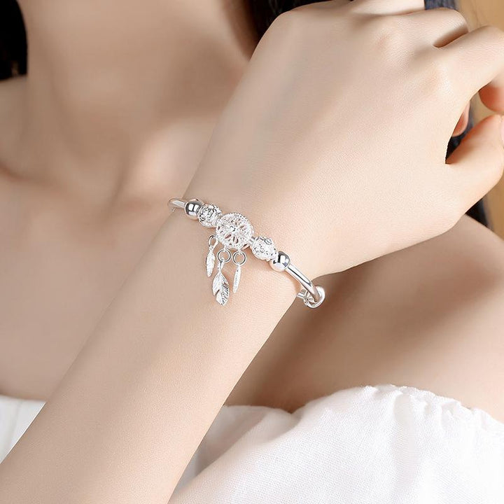 "Dreamcatcher Armband i silver för män och kvinnor, justerbart, med glansig finish och unikt drömfångarmotiv."