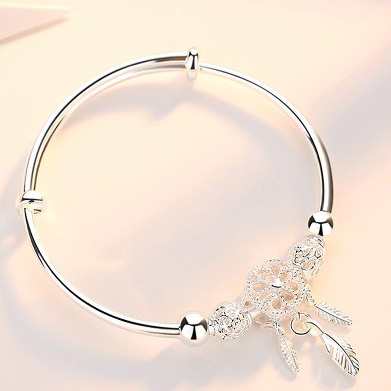 "Dreamcatcher Armband i silver för män och kvinnor, justerbart, med glansig finish och unikt drömfångarmotiv."
