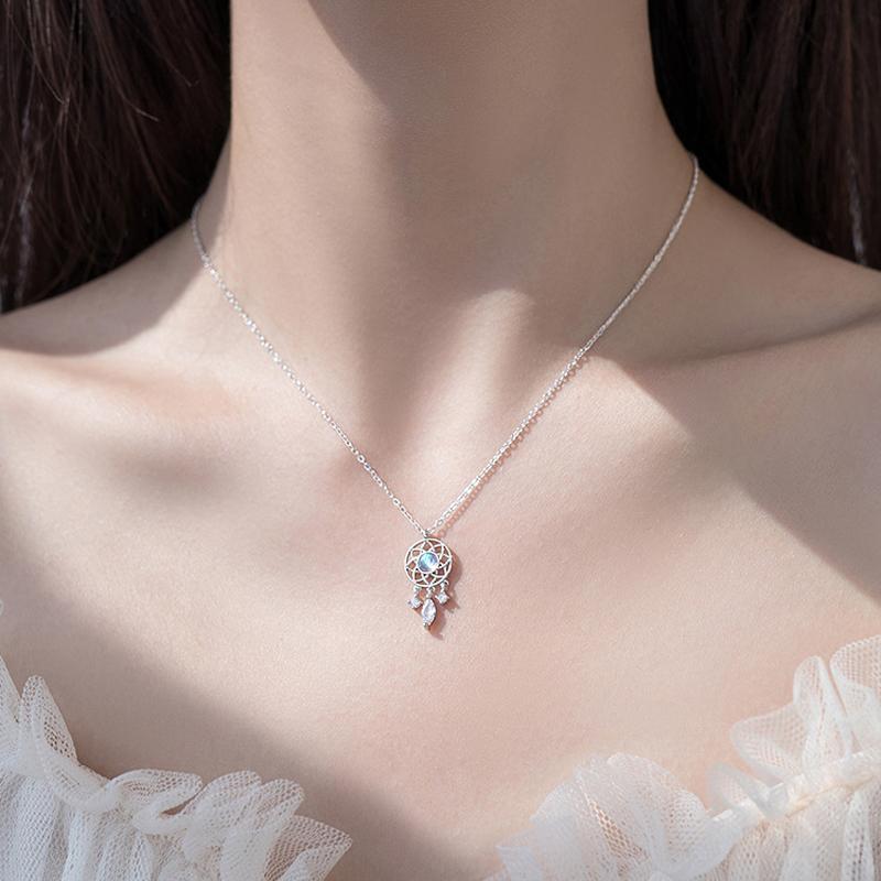 Drömfångarhalsband för damer i hållbar legering med zirkon, lätt design, symboliserar skydd mot negativa drömmar.