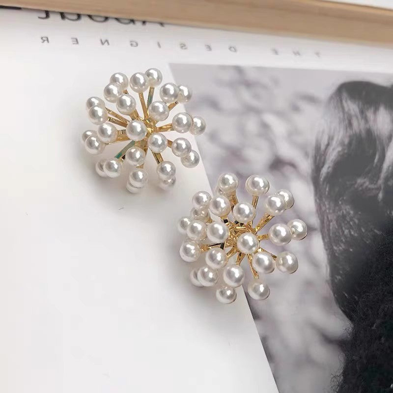 "Droppformade lätta pärlörhängen i eldfärger, glittrande och eleganta, perfekta för både vardag och fest."
