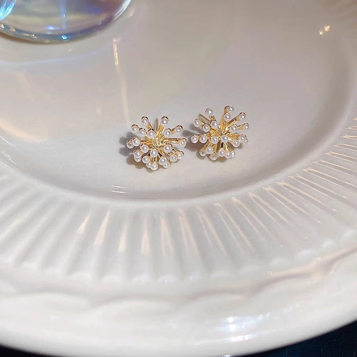 "Droppformade lätta pärlörhängen i eldfärger, glittrande och eleganta, perfekta för både vardag och fest."