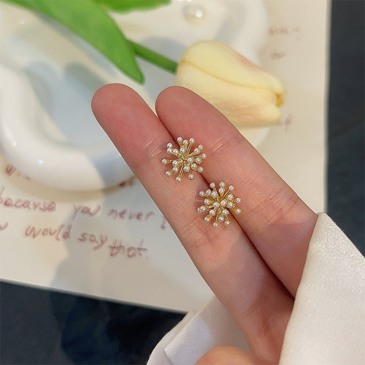 "Droppformade lätta pärlörhängen i eldfärger, glittrande och eleganta, perfekta för både vardag och fest."