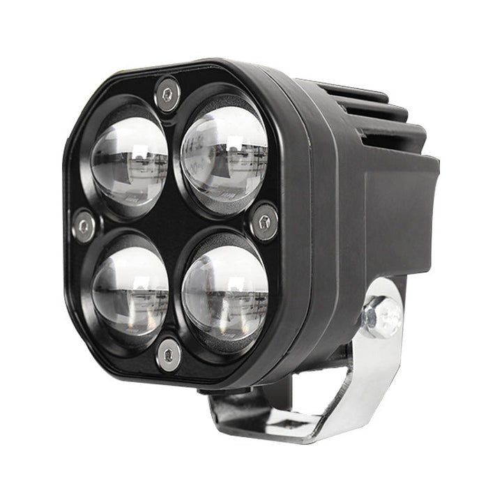 "Dubbel-färgad LED bilstrålkastare 60W 6400LM, fyrkantig design, IP67, kyligt vitt och skarpt gult ljus på modern bil."