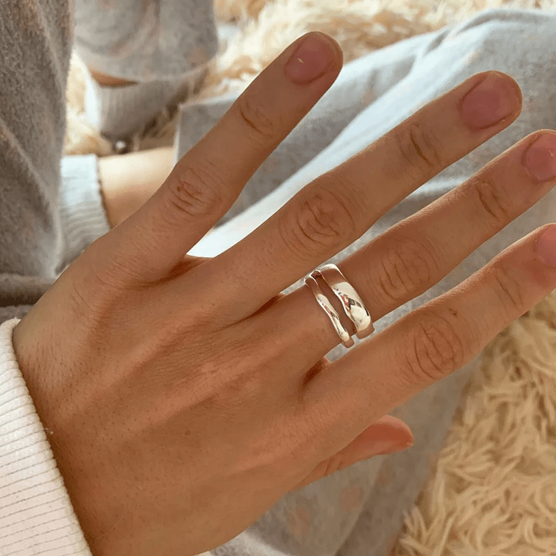 "Dubbelsidig justerbar ring för kvinnor med geometriska former, elegant design i vitguld, guld och silver."