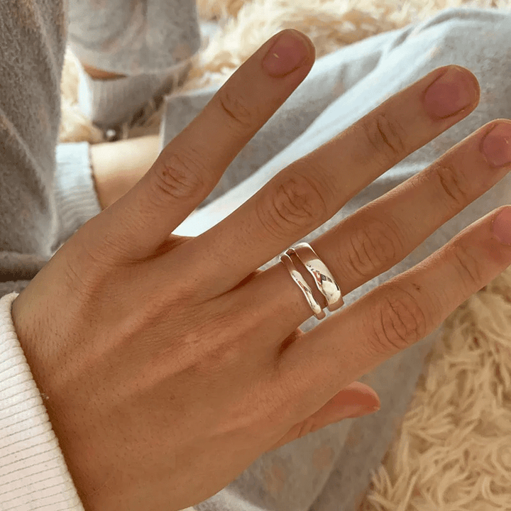 "Dubbelsidig justerbar ring för kvinnor med geometriska former, elegant design i vitguld, guld och silver."