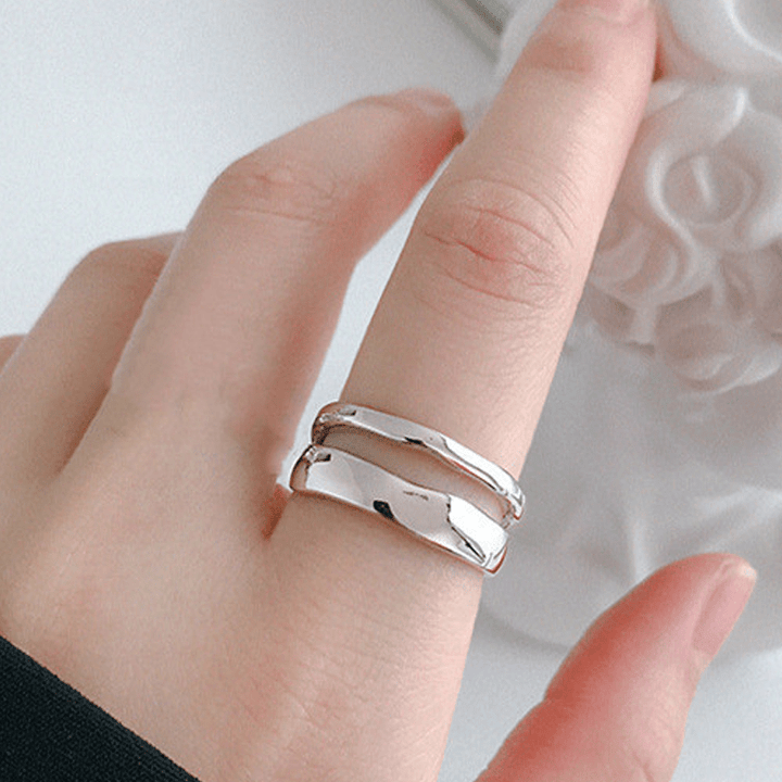"Dubbelsidig justerbar ring för kvinnor med geometriska former, elegant design i vitguld, guld och silver."