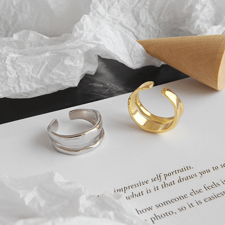 "Dubbelsidig justerbar ring för kvinnor med geometriska former, elegant design i vitguld, guld och silver."