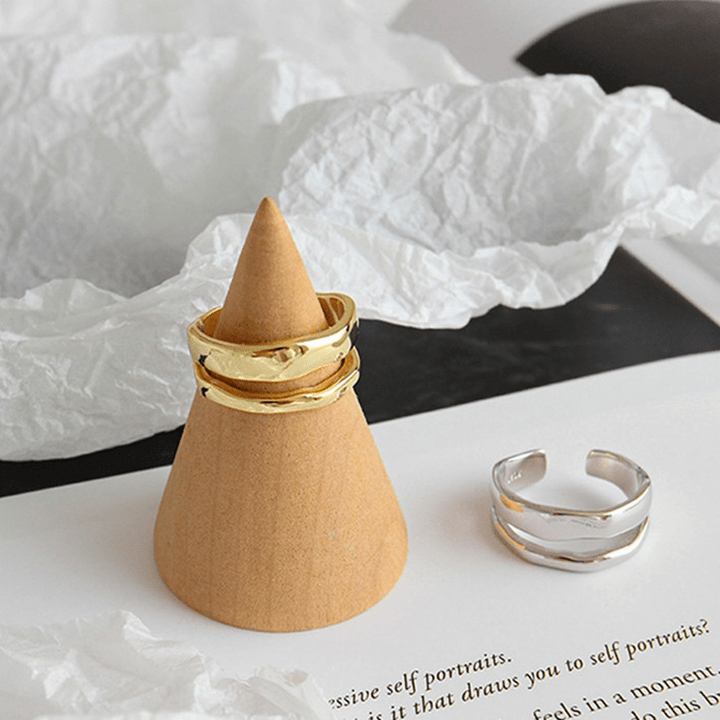 "Dubbelsidig justerbar ring för kvinnor med geometriska former, elegant design i vitguld, guld och silver."