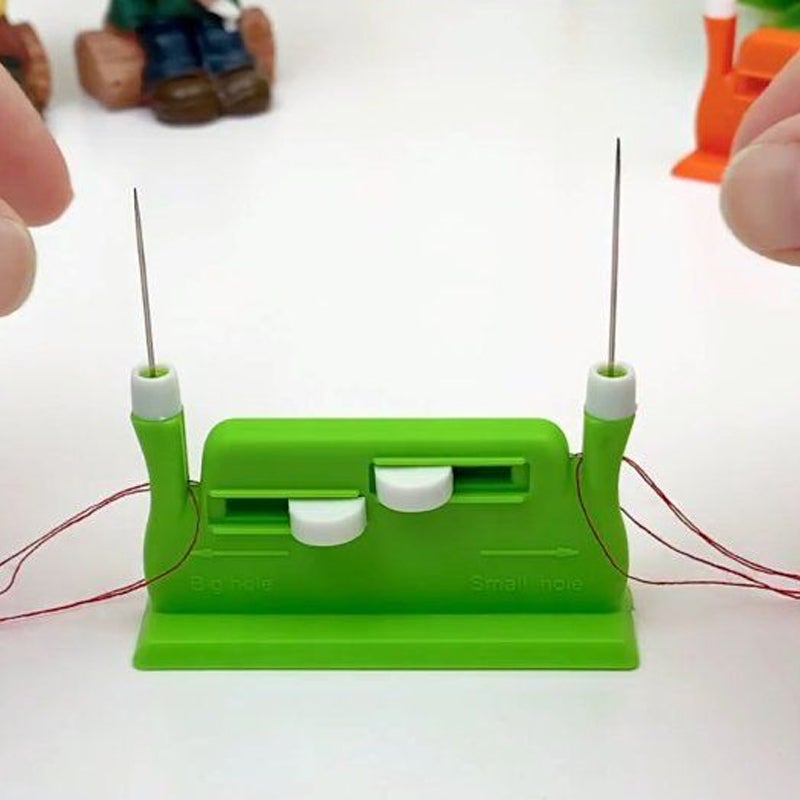 "Dubbelsidig nålträdare i plast och stål med dubbelhålsdesign för effektiv nålträdning, inkl. genomskinlig förvaringslåda."