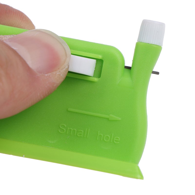 "Dubbelsidig nålträdare i plast och stål med dubbelhålsdesign för effektiv nålträdning, inkl. genomskinlig förvaringslåda."