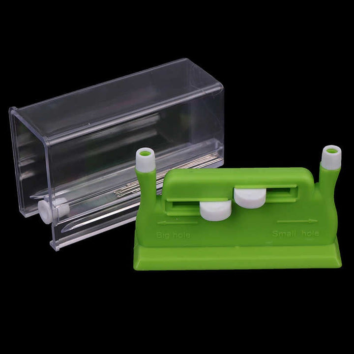 "Dubbelsidig nålträdare i plast och stål med dubbelhålsdesign för effektiv nålträdning, inkl. genomskinlig förvaringslåda."