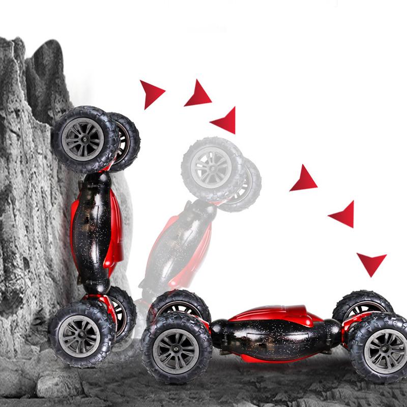 "Dubbelsidig offroad fjärrstyrd bil för barn, röd och blå, utför 360° rotationer och trick på alla terränger."