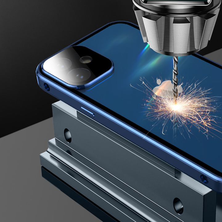 "Dubbelsidigt iPhone-fodral med glasdesign och spänne, modern och robust för säker stil och fullständigt skydd."