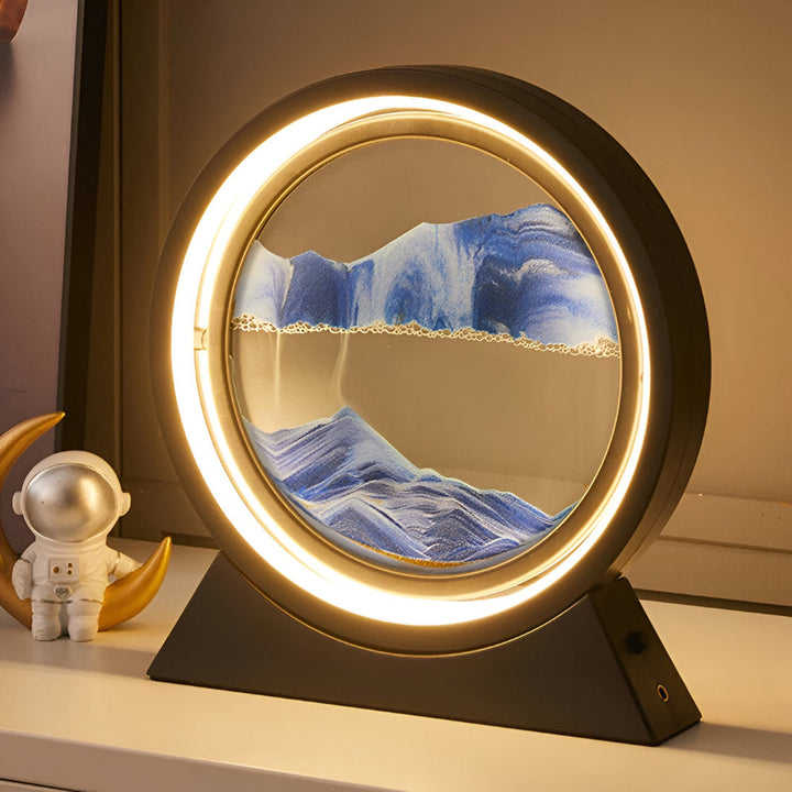 Elegant sandkonstlampa i glas med integrerad LED för stilren inredning och avslappning.