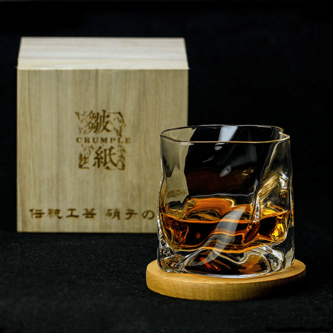 Edo Kiriko whiskyglas med unik krökt design, perfekt för whiskyälskare. Lyxigt japanskt hantverk.