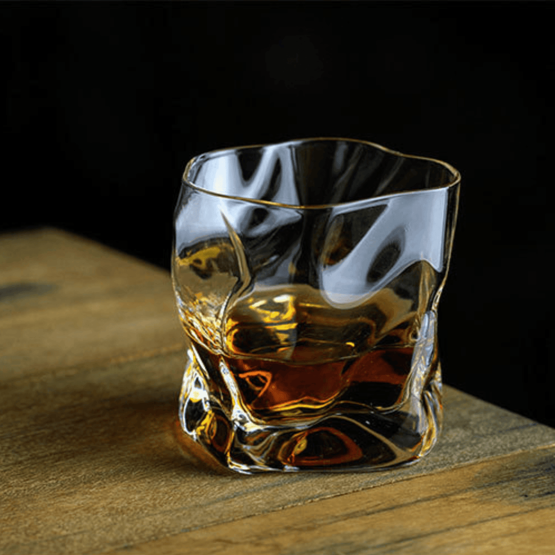 Premium Edo Kiriko whiskyglas, handgjort i Japan med en unik krökt design, för den ultimata dryckesupplevelsen.