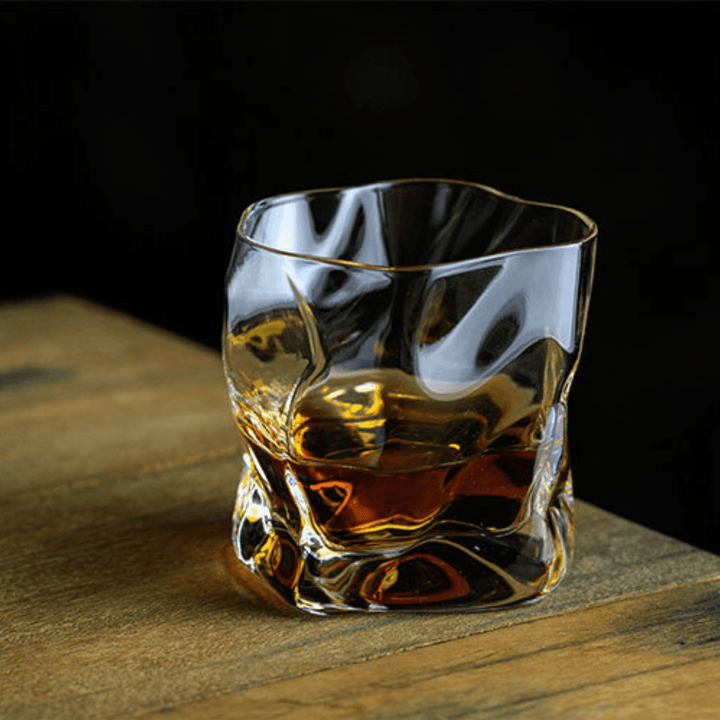 Premium Edo Kiriko whiskyglas, handgjort i Japan med en unik krökt design, för den ultimata dryckesupplevelsen.