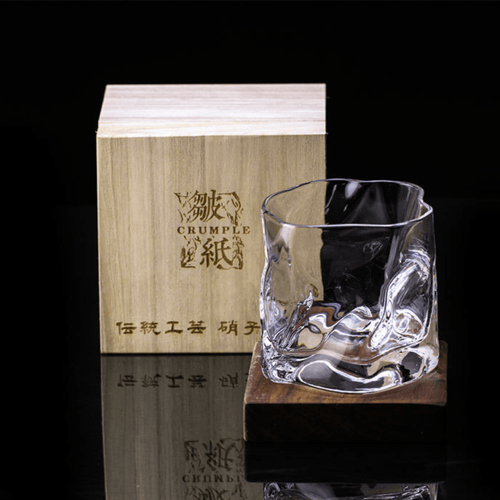 Vackert japanskt Edo Kiriko dryckesglas, ett mästerverk av hantverk med en sofistikerad krökt form.