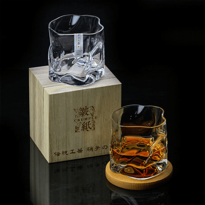 Presentförpackat Edo Kiriko whiskyglas, lyxig japansk present med unik krökt design. Perfekt för speciella tillfällen.