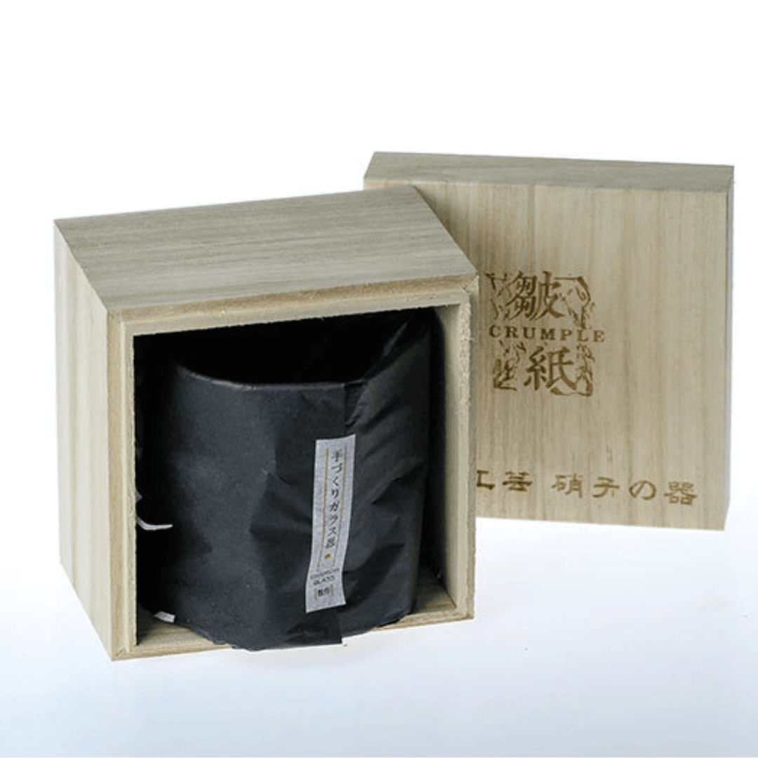 Ett stilrent Edo Kiriko whiskyglas med innovativ krökt design, framhäver det utsökta japanska hantverket.