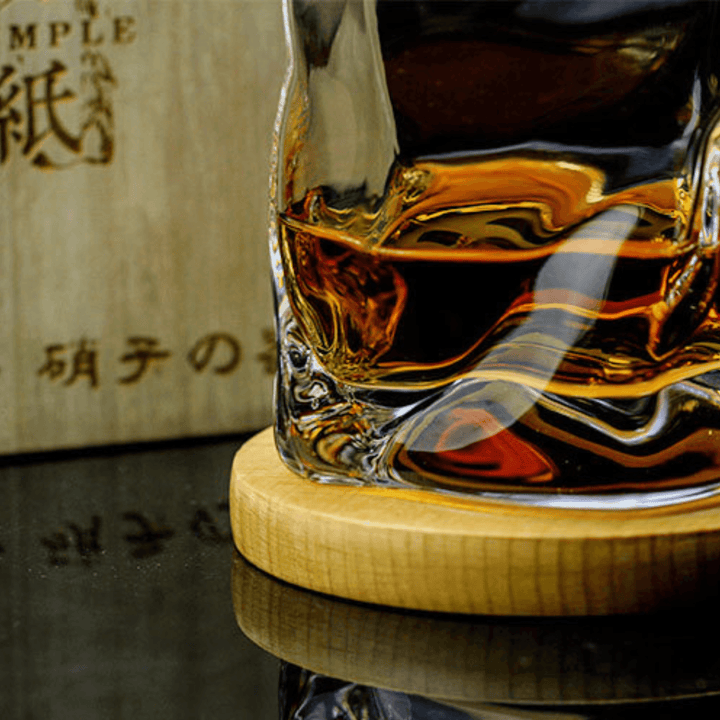Lyxigt japanskt whiskyglas, Edo Kiriko hantverk, med distinkt krökt design. En perfekt present.