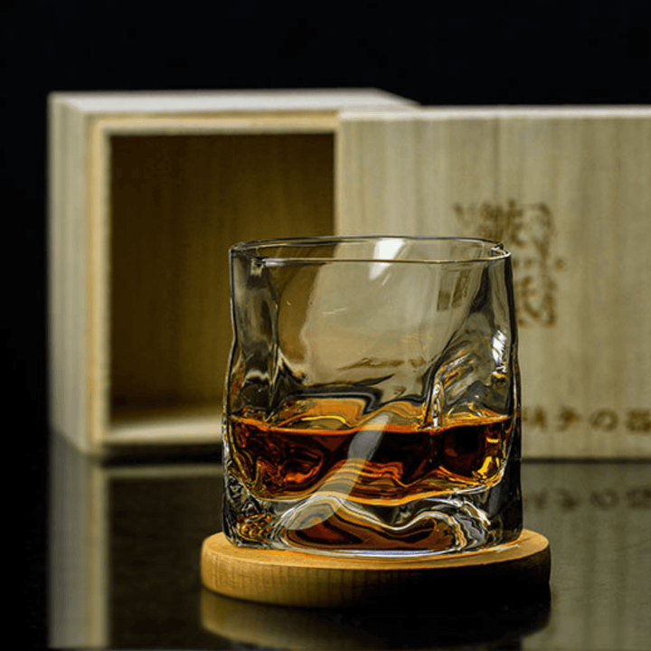 Exklusivt japanskt Edo Kiriko whiskyglas, handgjort med unik krökt form för den kräsne samlaren.