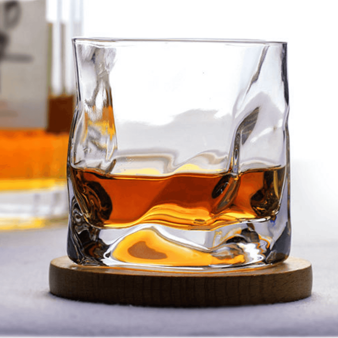 Ett Edo Kiriko dryckesglas med krökt design, visar det detaljerade japanska hantverket för whisky.